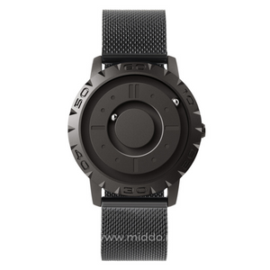 montre magnétique noire avec bracelet mesh métallique, vue de face sur fond clair