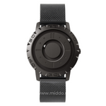 montre magnétique noire avec bracelet mesh métallique, vue de face sur fond clair