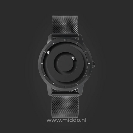 montre magnétique noire au design minimaliste photographiée sur fond sombre, esthétique premium