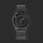 montre magnétique noire au design minimaliste photographiée sur fond sombre, esthétique premium