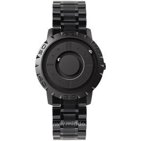 gros plan de la montre magnétique noire avec bracelet métallique, détail du cadran sans index