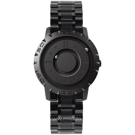 gros plan de la montre magnétique noire avec bracelet métallique, détail du cadran sans index