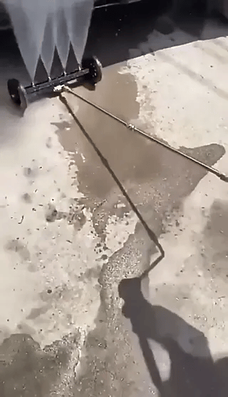 jet d'eau puissant du nettoyeur de châssis qui élimine boue et saleté du dessous de la voiture