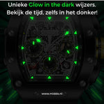 ONOLA horloge met donkere wijzers en groene accenten in het donker.