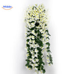 orchidées artificielles blanches suspendues au mur, décoration épurée et lumineuse