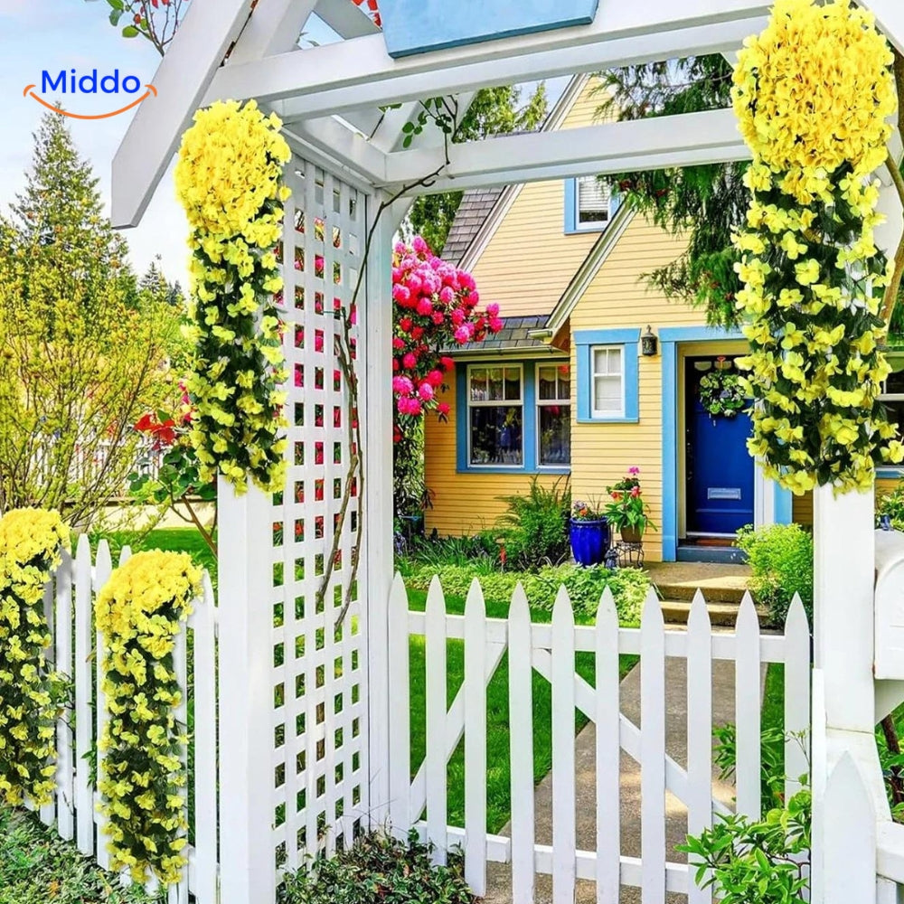 orchidées artificielles jaunes accrochées à une clôture de jardin, décoration extérieure tendance