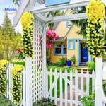 orchidées artificielles jaunes accrochées à une clôture de jardin, décoration extérieure tendance