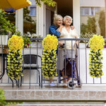 orchidées artificielles jaunes en situation sur un balcon animé, décoration estivale