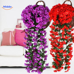 orchidées artificielles violettes et rouges dans un panier suspendu au mur d'un salon, ambiance chaleureuse