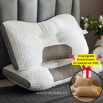oreiller cervical ergonomique avec 2 taies en velours beige offertes, sur un lit