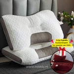 oreiller cervical ergonomique avec 2 taies en velours bordeaux offertes, sur un lit