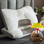oreiller cervical ergonomique avec 2 taies en velours marron offertes, sur un lit