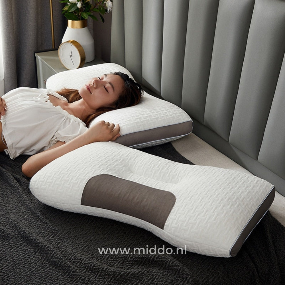 femme endormie sur l'oreiller ergonomique soutien nuque dans une chambre confortable