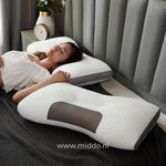 femme endormie sur l'oreiller ergonomique soutien nuque dans une chambre confortable