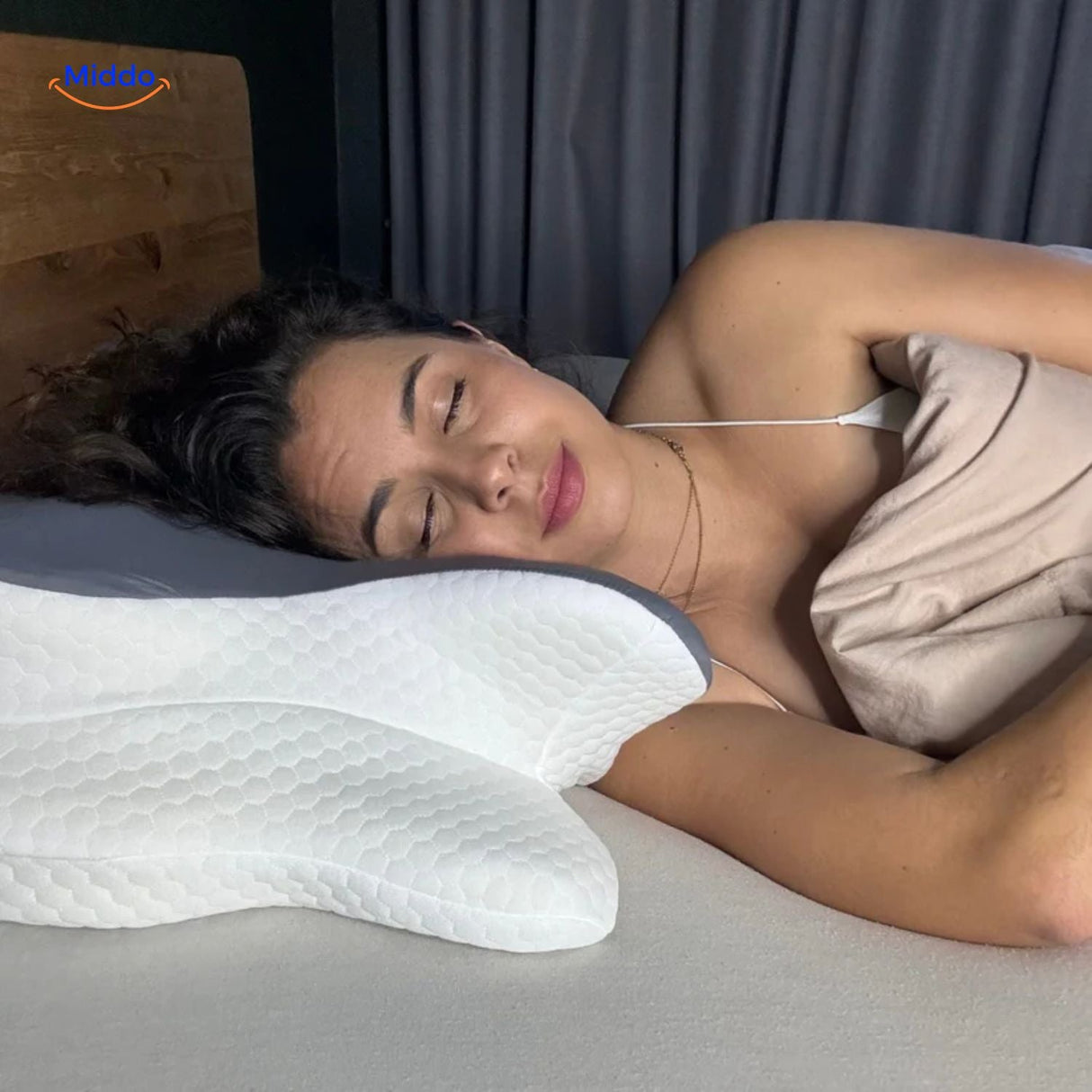 femme utilisant l'oreiller à mémoire de forme en position sur le ventre, soutien adapté