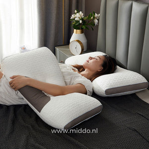femme allongée confortablement sur l'oreiller soutien cou ergonomique, position dorsale