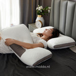 femme allongée confortablement sur l'oreiller soutien cou ergonomique, position dorsale
