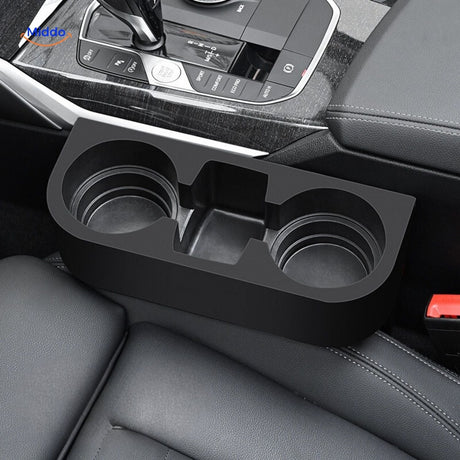 organisateur auto beige avec compartiment de stockage supplémentaire entre les sièges