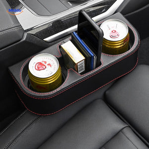 organisateur auto intégré au siège avec espace pour boissons et téléphone à portée de main