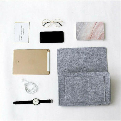 organisateur gris clair à plat avec montre, câble, téléphone, lunettes et agenda à côté