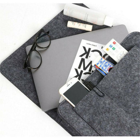 organisateur en feutre gris avec magazine, téléphone et lunettes, posé sur fond blanc