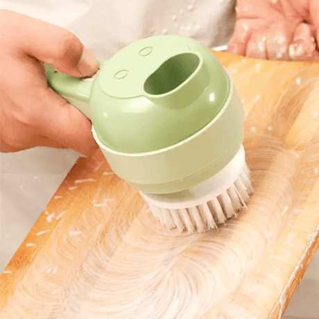 brosse de nettoyage fournie avec l'outil cuisine sur une planche à découper en bois