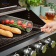 mains tenant un panier grill rempli de légumes frais prêts à cuire