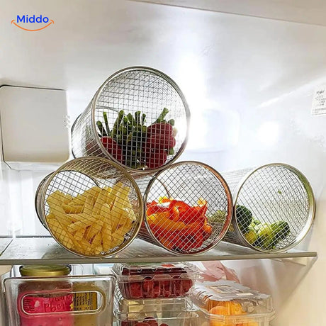 plusieurs paniers grill en acier inoxydable avec légumes présentés en cuisine