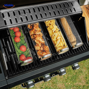 plusieurs paniers grill antiadhésifs avec légumes disposés sur une grille de barbecue