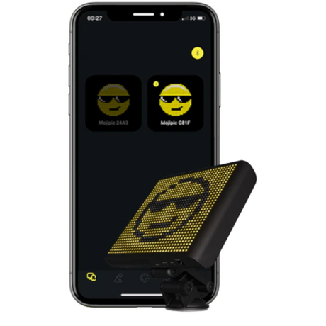 panneau emoji pixel pour voiture avec telephone sur fond blanc
