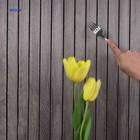 gros plan sur la texture et la structure détaillée d'un panneau mural gris effet bois lamelles