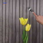 gros plan sur la texture et la structure détaillée d'un panneau mural gris effet bois lamelles
