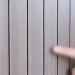 panneau mural gris effet bois à surface plate et lisse mettant en valeur la texture lamelles régulière