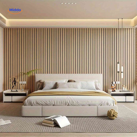 panneau mural flexible en PVC effet bois déroulé montrant sa souplesse et sa texture lamelles