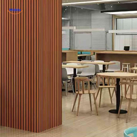 plafond habillé de panneaux lamelles bois créant un effet 3D et un design architectural unique