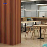plafond habillé de panneaux lamelles bois créant un effet 3D et un design architectural unique
