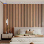 panneaux muraux autocollants effet bois avec lamelles naturelles posées sur un mur intérieur