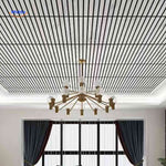 salon moderne décoré avec des panneaux muraux effet bois lamelles apportant chaleur et caractère