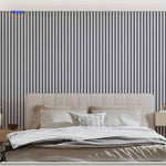 mur de chambre recouvert de panneaux autocollants gris en lamelles pour un effet 3D moderne