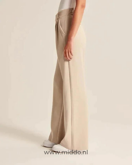 pantalon large femme beige vu de côté, porté avec des chaussures blanches