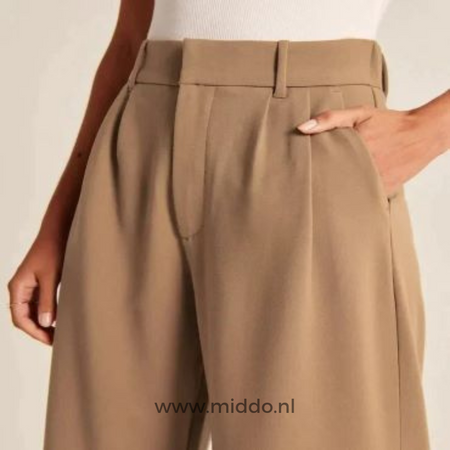 gros plan sur le pantalon large femme brun, main glissée dans la poche latérale