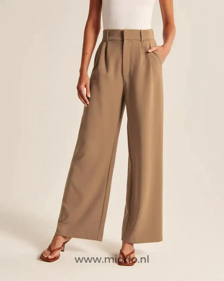pantalon large femme brun avec deux poches latérales, porté avec des mules à talons
