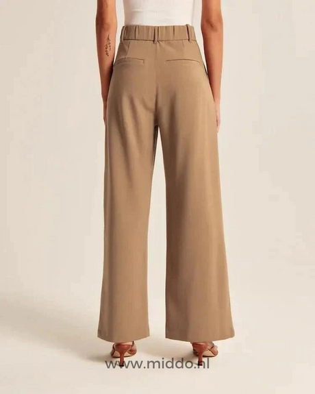 vue arrière du pantalon large femme brun, avec deux poches dos bien visibles