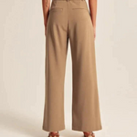 vue arrière du pantalon large femme brun, avec deux poches dos bien visibles