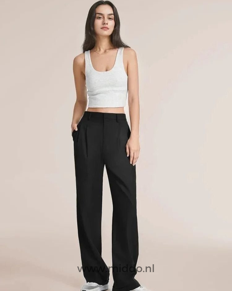 pantalon large femme noir associé à un haut blanc, silhouette élancée et décontractée