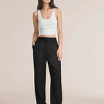pantalon large femme noir associé à un haut blanc, silhouette élancée et décontractée