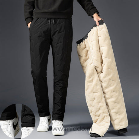 pantalon thermo noir présenté à côté de la doublure polaire beige retournée