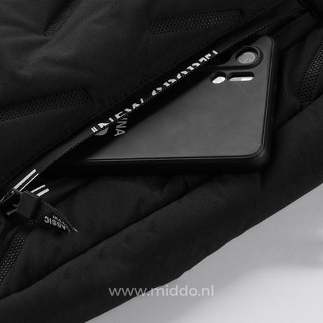 poche zippée latérale du pantalon thermo avec un téléphone glissé à l'intérieur