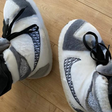 pantoufles sneakers blanc et gris avec lacets noirs et semelle antidérapante