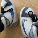pantoufles sneakers blanc et gris avec lacets noirs et semelle antidérapante